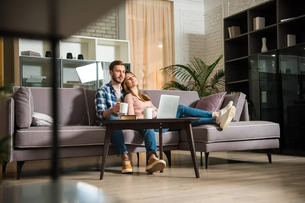 Surface Level View Couple Watching Laptop Living Room Modern Interior — Stock Photo, Image