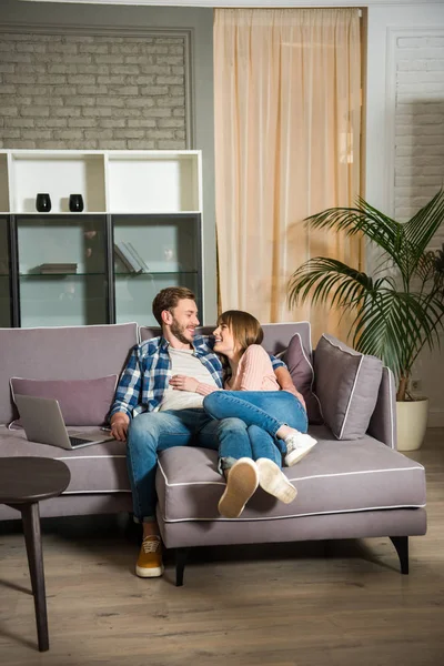 Young Couple Lying Couch Modern Living Room — Stock Photo, Image