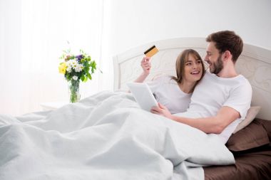 Rahat modern yatak odasında yalan online alışveriş yaparken çift