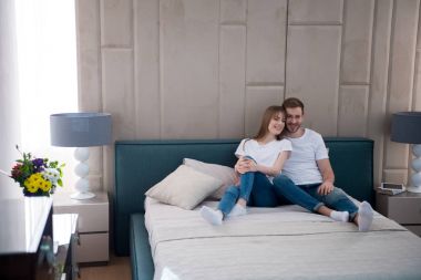 Mutlu çift yatak yastık yatak modern iç ile birlikte oturan