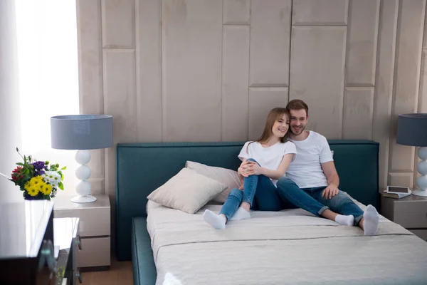 Casal Feliz Sentado Cama Com Travesseiros Quarto Com Interior Moderno — Fotografia de Stock
