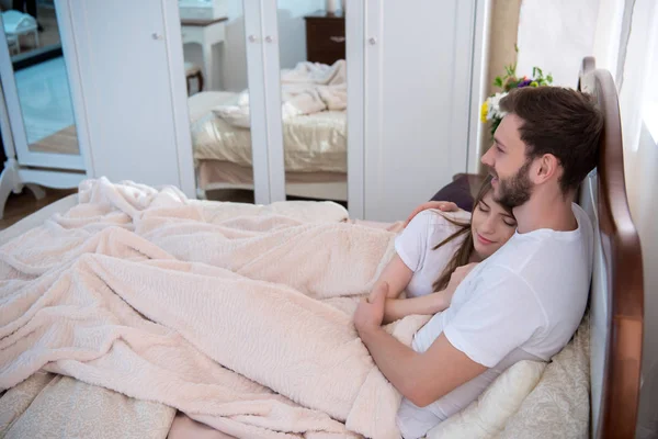 Vue Latérale Jeune Couple Couché Dans Une Chambre Moderne — Photo gratuite
