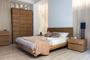 İçinin rahat modern yatak odası dolabı ve yatak