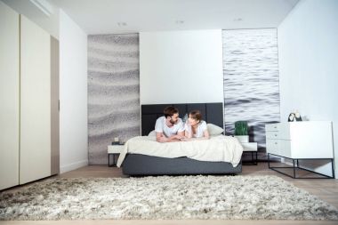 Genç çift yatak modern iç ile yalan