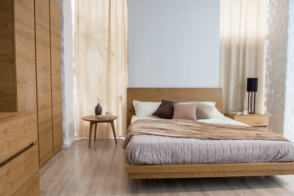 Интерьер уютной спальни с шкафом и кроватью в современном дизайне
