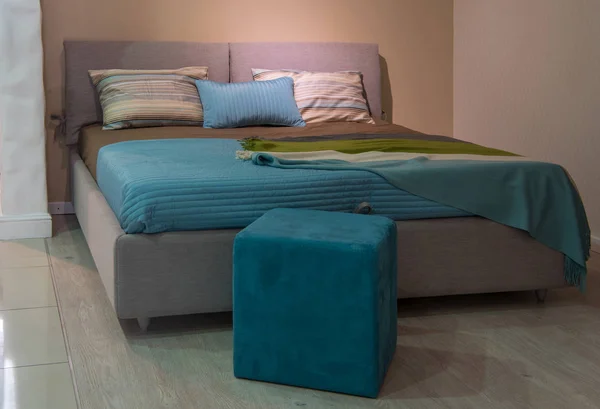 현대적인 디자인에 침대에 베개와 아늑한 침실의 인테리어 — 스톡 사진
