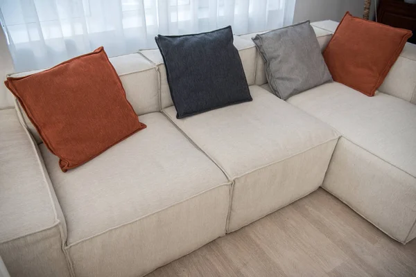 Vista Alto Ângulo Sofá Com Travesseiros Multicoloridos — Fotografia de Stock
