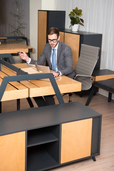 Young Businessman Working Table Laptop Office — Stock Photo, Image