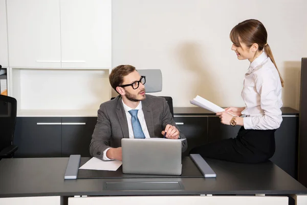 Geschäftsmann Tisch Mit Laptop Gespräch Mit Amtskollegin — kostenloses Stockfoto