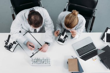 Beyaz kat birlikte laboratuvar işyerinde çalışan olarak bilimsel araştırmacılar havai görünümü