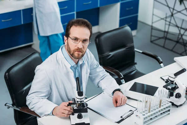 High Angle View Scientist White Coat Workplace Microscopes Laboratory — Free Stock Photo