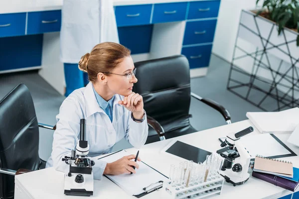 Enfoque Selectivo Investigadora Pensativa Lugar Trabajo Con Colega Detrás Laboratorio — Foto de Stock