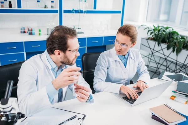 Scientific Researchers White Coats Discussing Work Workplace Laboratory — Stock Photo, Image