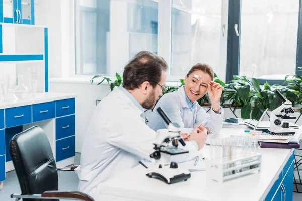 Scientists Lab Coats Eyeglasses Discussing Work Workplace Lab — Stock Photo, Image