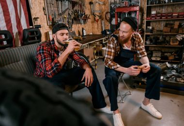 bira içip garajda öğle yemeği yakışıklı mekaniği