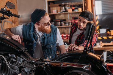 Motosiklet Garaj, yakınındaki müşteriye söz onarım işçisi