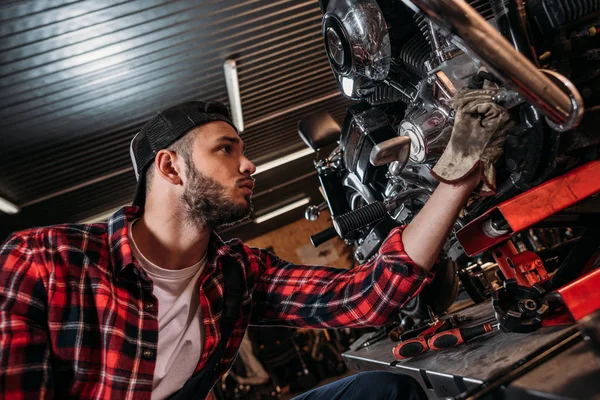 Handsome Biciclete Reparații Stație Lucrător Fixare Motocicletă — Fotografie, imagine de stoc