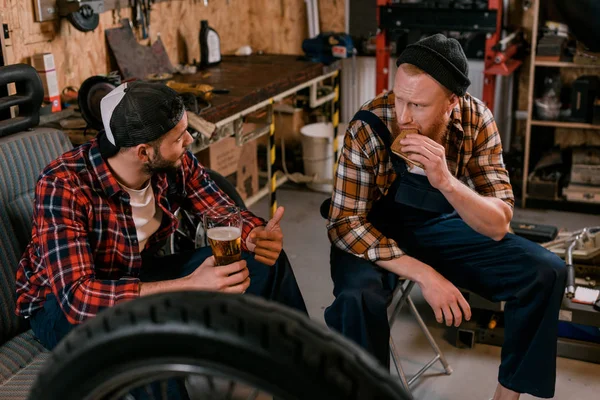 Mechanics Drinking Beer Having Lunch Garage — Stock Photo, Image