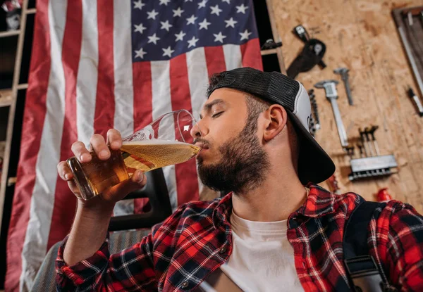 Schöner Reparaturarbeiter Trinkt Bier Der Garage Der Wand Hängt Eine — Stockfoto