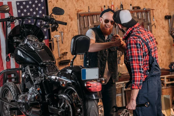 Repair Worker Greeting Customer Custom Garage — Free Stock Photo