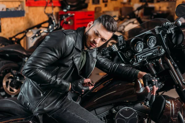 Stylischer Rockabilly Mann Sitzt Auf Fahrrad Garage — Stockfoto