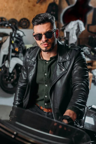 Bisiklet Garage Oturan Yakışıklı Rockabilly Adam — Stok fotoğraf