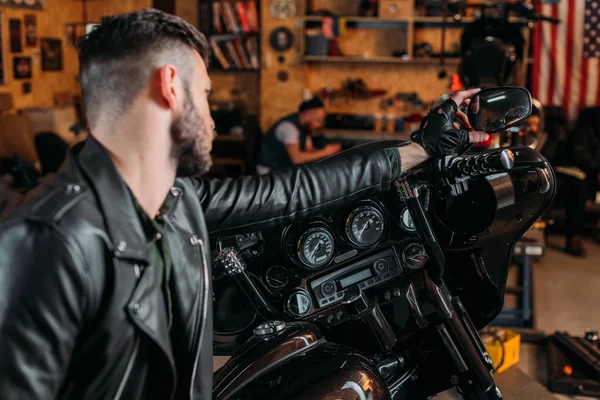 Deri Bisiklet Garage Şık Genç Adam — Stok fotoğraf