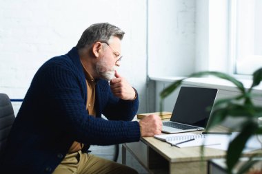 dizüstü bilgisayar ile boş ekran kullanarak gözlük odaklı komuta sizde yan görünüm