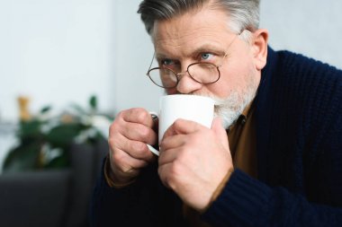 Komuta sizde bardaktan içiyor ve uzak evde seyir gözlük yakından görmek