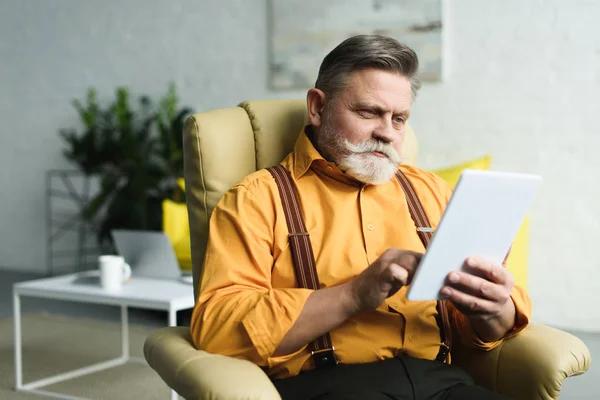 Stilig Skäggiga Senior Man Använder Digital Tablett Hemma — Stockfoto