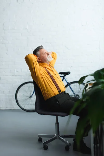 Vista Lateral Del Hombre Mayor Barbudo Sentado Con Las Manos — Foto de stock gratuita