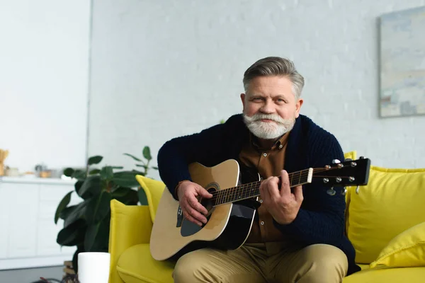 Playing guitar — Free Stock Photo