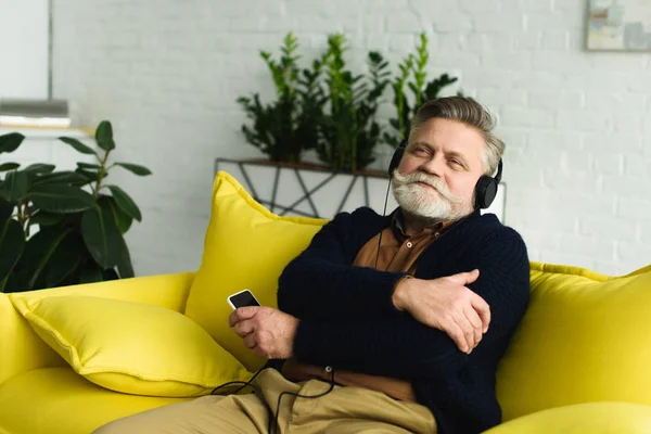 Hombre Mayor Feliz Auriculares Escuchando Música Con Teléfono Inteligente Casa —  Fotos de Stock