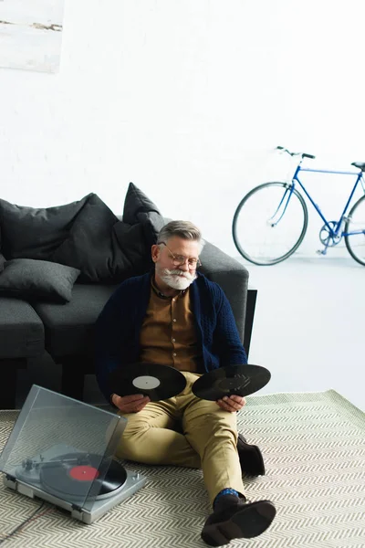 Hög Vinkel Skäggiga Senior Mannen Glasögon Håller Vinylskivor Medan Sitter — Stockfoto