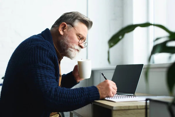 Taking notes — Stock Photo, Image