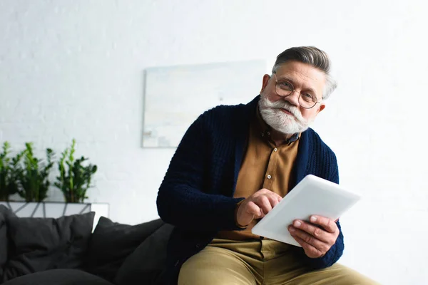 Knappe Bebaarde Senior Man Brillen Houden Digitale Tablet Lachend Camera — Stockfoto