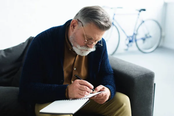 Focused Senior Man Eyeglasses Taking Notes Notebook — Stock Photo, Image