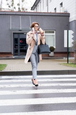 smartphone üzerinde konuşmak ve sokakta geçerken road yaparken kahve içmek işkadını