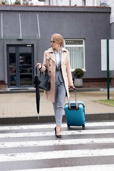 Businesswoman Suitcase Umbrella Crossing Road Street — Stock Photo, Image