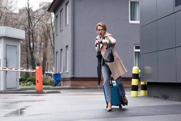 Bergegas Pengusaha Wanita Dengan Koper Memeriksa Waktu Dan Berjalan Jalan — Stok Foto