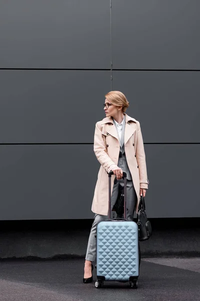 Stilvolle Geschäftsfrau Mantel Mit Koffer Wartet Auf Der Straße Auf — Stockfoto