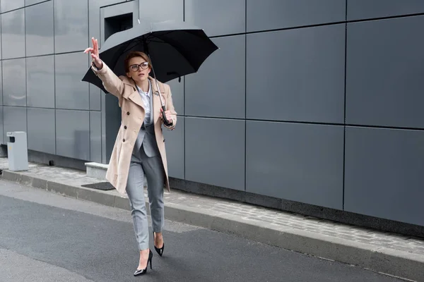 Podnikatelka Stylovém Kabátě Deštníkem Volá Taxi Ulici — Stock fotografie zdarma