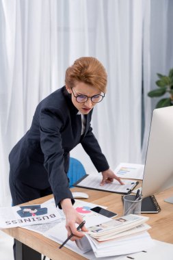 Evrak Office işyerinde iş işkadını konsantre
