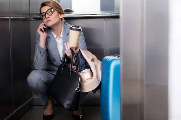Podnikatelka Obleku Kávou Mluvit Smartphone Výtahu — Stock fotografie