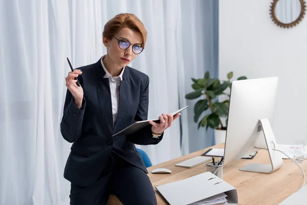 Retrato Mujer Negocios Gafas Con Cuaderno Lugar Trabajo Oficina — Foto de Stock