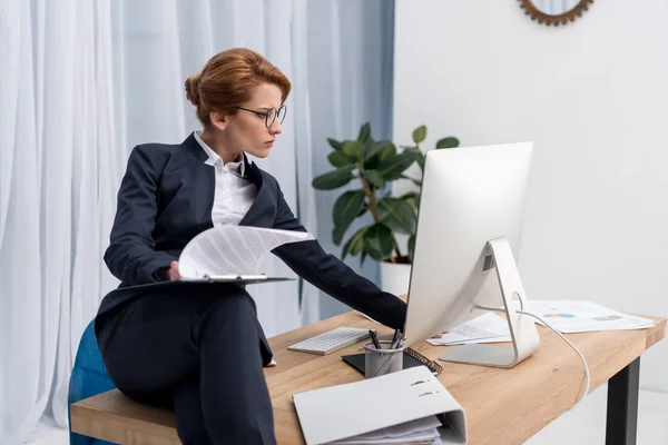 Concentrated Businesswoman Notepad Workplace Office — Stock Photo, Image