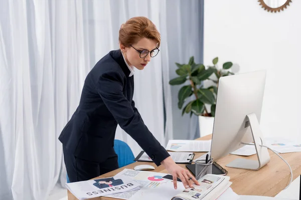 Empresaria Concentrada Haciendo Papeleo Lugar Trabajo Oficina —  Fotos de Stock