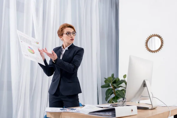 Geschäftsfrau Zeigt Auf Dokumente Während Sie Mit Kollegin Arbeitsplatz Büro — kostenloses Stockfoto