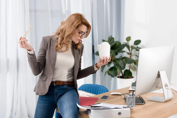 Focused Businesswoman Asian Food Box Doing Paperwork Workplace Office — Free Stock Photo