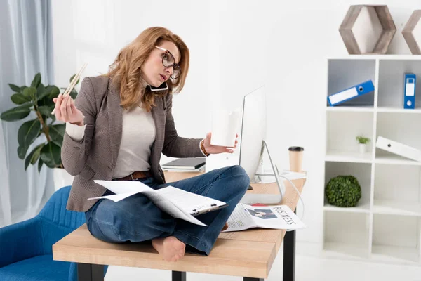 Empresária Com Papéis Comida Asiática Falando Smartphone Enquanto Sentado Mesa — Fotografia de Stock